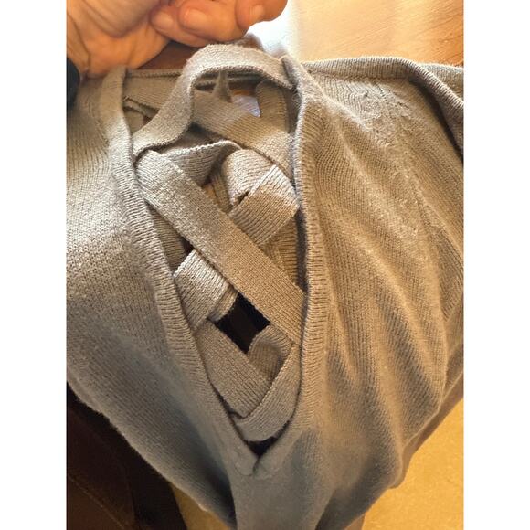 New York & Company Grey Criss Cross Cold Shoulder Lightweight Sweater Sz XXL - Picture 7 of 7